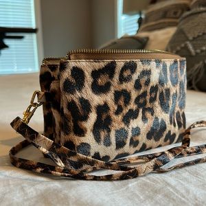 Like new, faux leather crossbody with so many pockets!